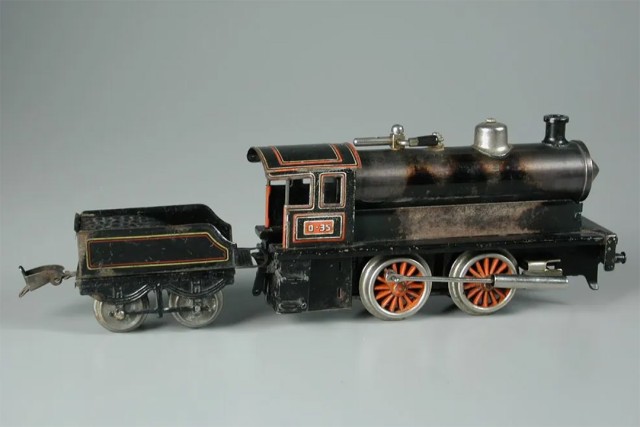 metal toy train engine and coal cart from the early 19 hundreds.