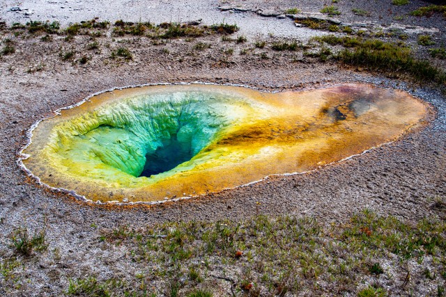 Photo of Yellowstone hotspring.