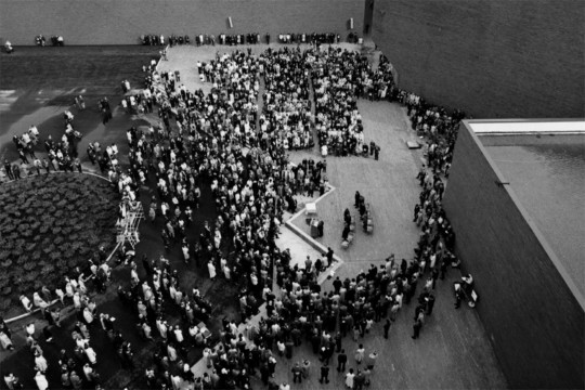 An black and white aerial view of the crowd that gathered for the original campus dedication ceremony.