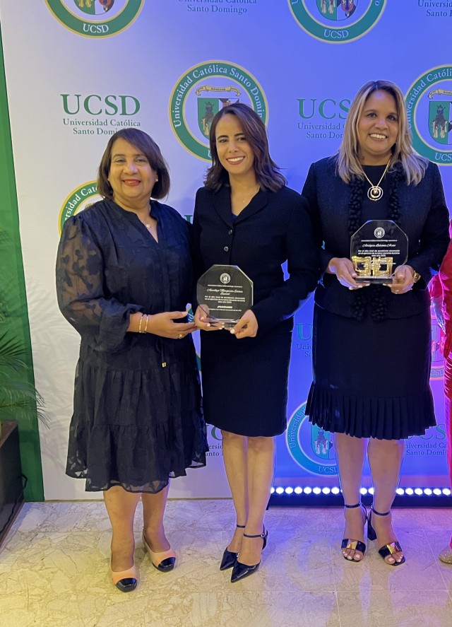 Aurelkys Estevez Espinal MS ’12 (CAST) academic excellence at UCSD (Left professor Oliva Luna, middle Aurelkys Estevez Espinal, right professor Adalgisa Ledesma)