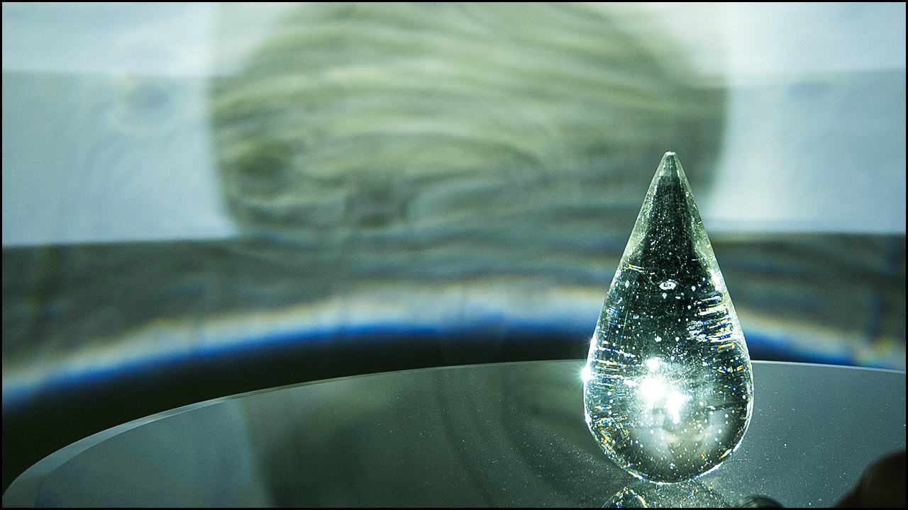 Tear shaped bit of glass