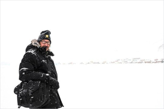 photographer in a snowy background.