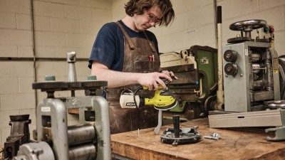 A student operates machinery on a crowbar.