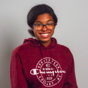 Head shot of blogger Ariel Roberts.