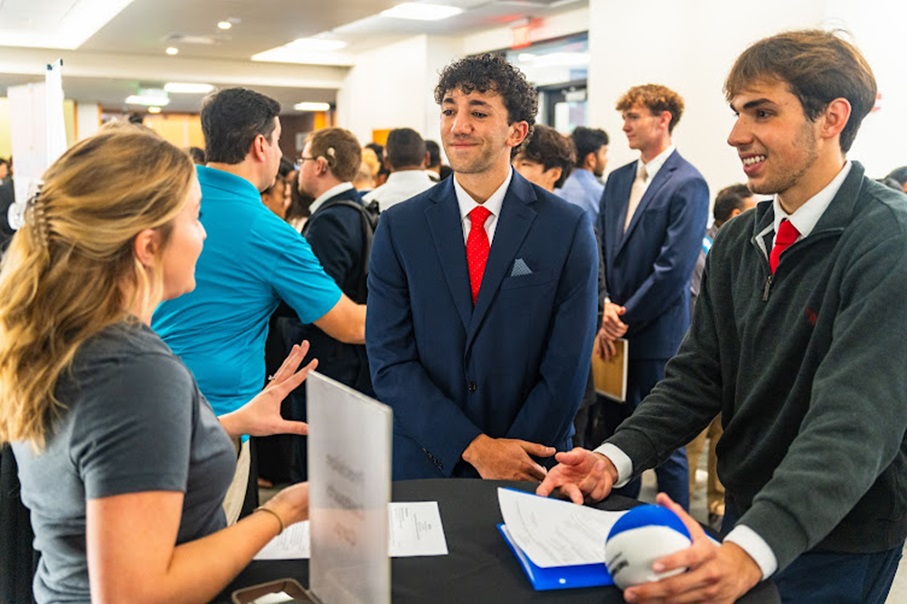 Students-talking-to-company-representative