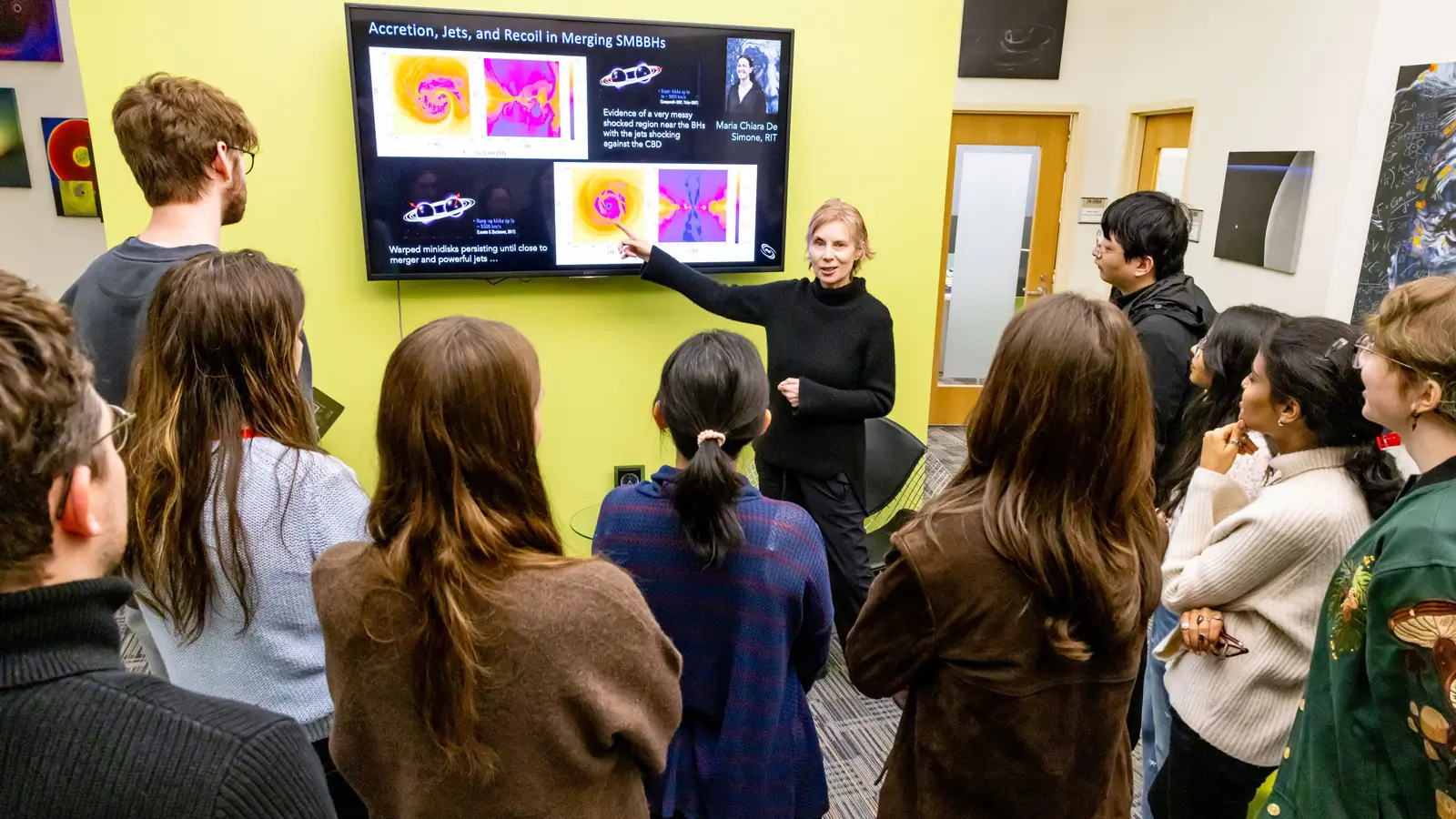 Manuella Campanelli giving a presentation in front of a group of researchers.