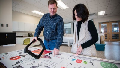 Two people working in the Sustainable Innovations Lab