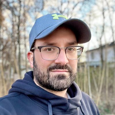 Eric Decker headshot