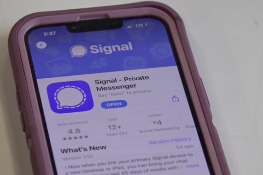 A smartphone screen displays the Signal Private Messenger app in an app store.