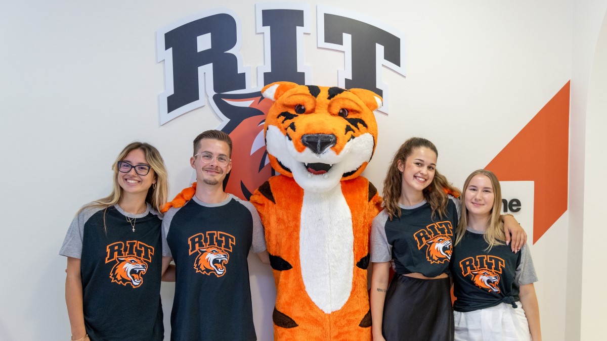 Students with Ritchie the Tiger