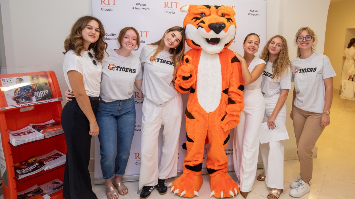 Students with Ritchie the Tiger
