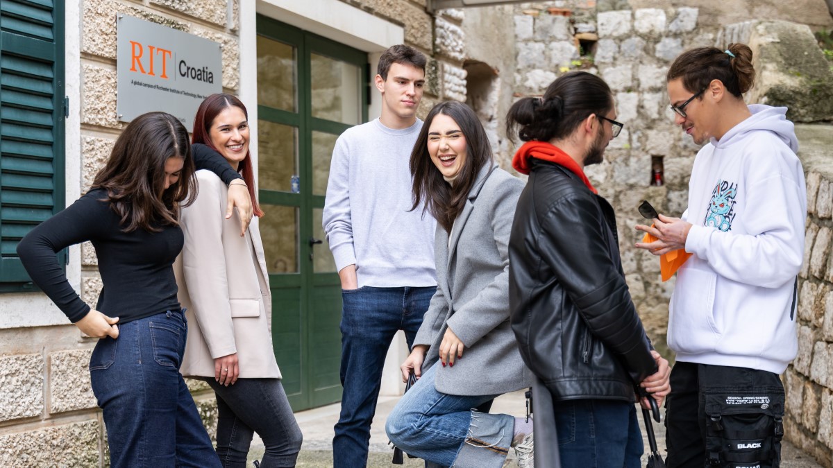 Students in fron of Dubrovnik campus