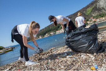 Students picking up garbage along the beach