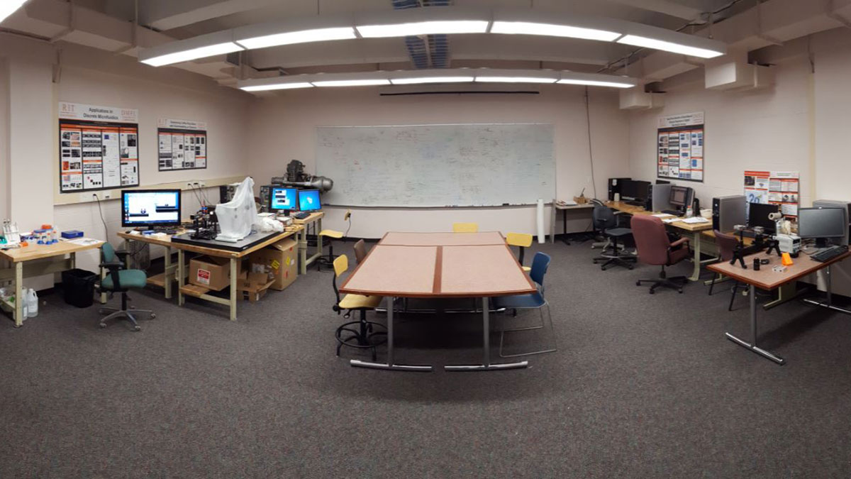 Panorama view of a lab classroom.