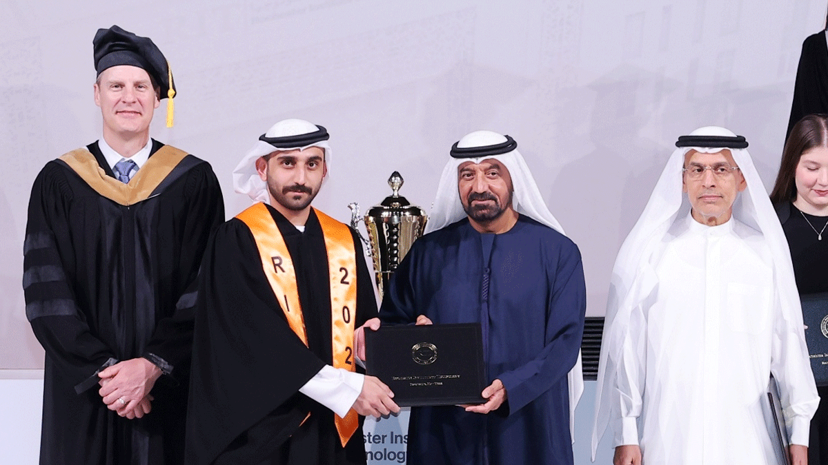 Ahmed bin Saeed handing over the graduation certificates