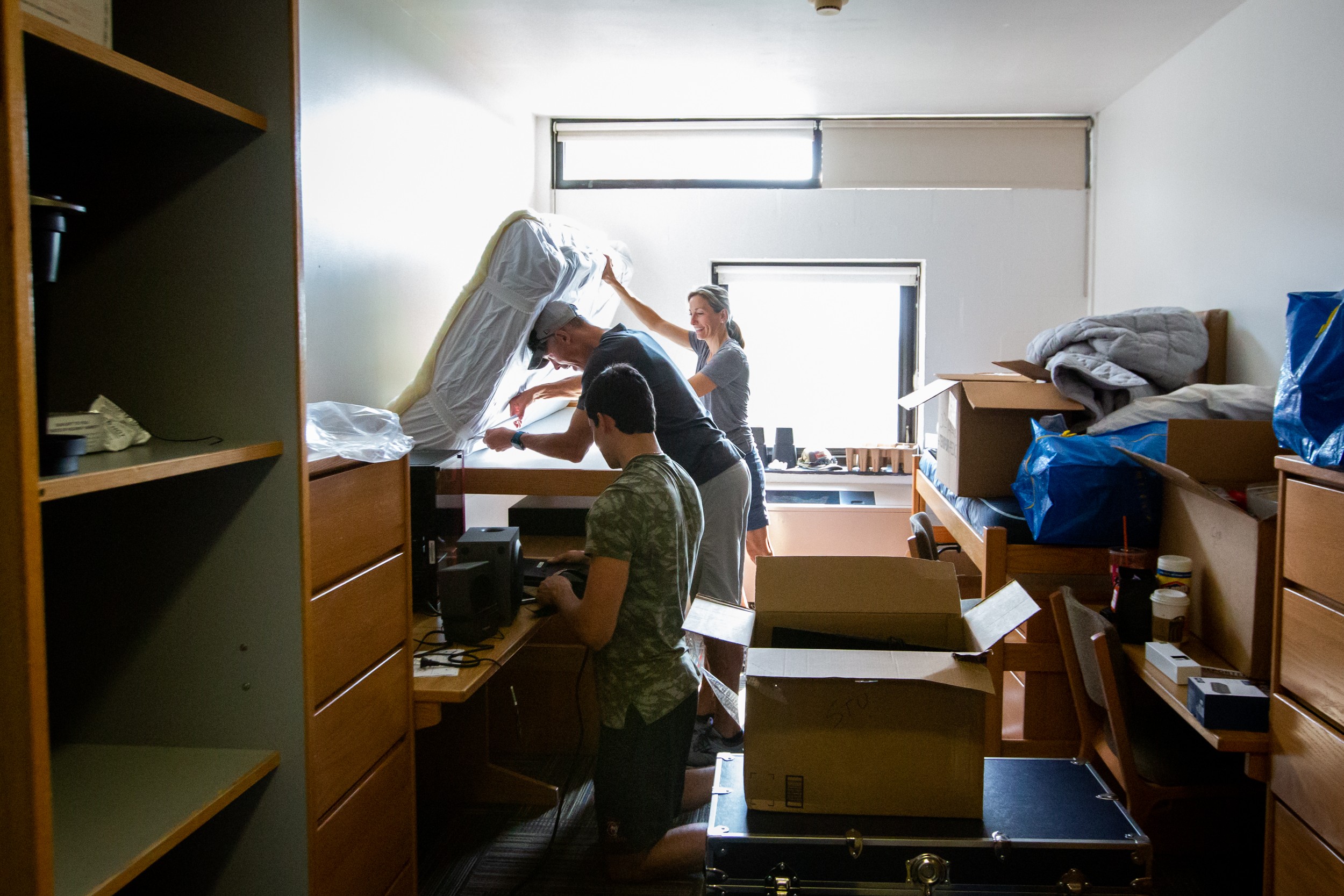 Student and parents unpacking and moving into an RIT dorm