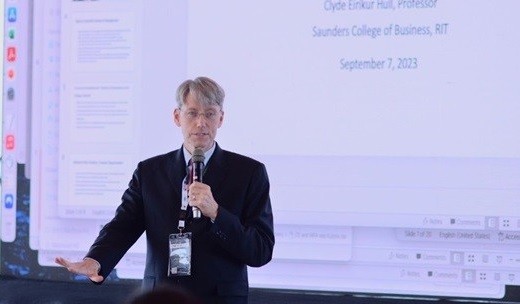 Photo of Professor Clyde Hull Accepting Award