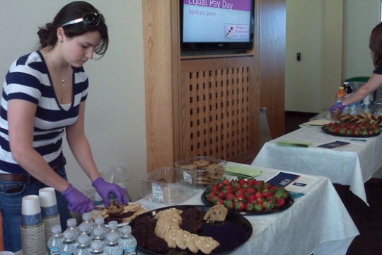 People setting up food 