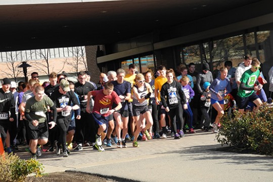 People lined up starting race 