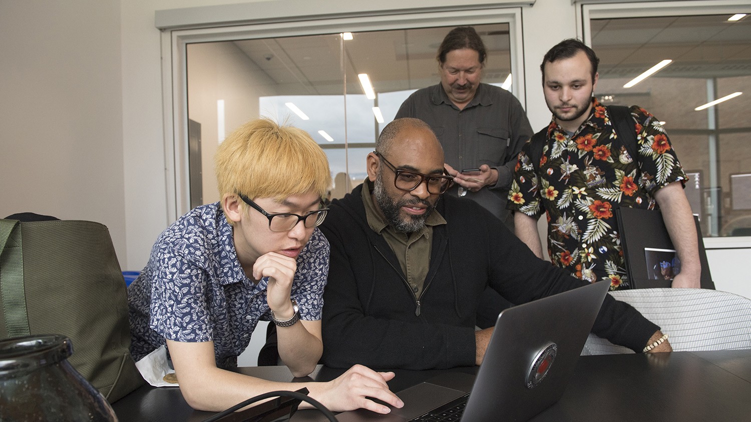 Kwaku Alston reviews students' portfolios during a 2019 visit to campus.