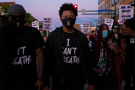 crowd of protestors wearing T-shirts that read: I can't breathe.