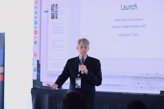 Professor Clyde Hull presenting CE at conference