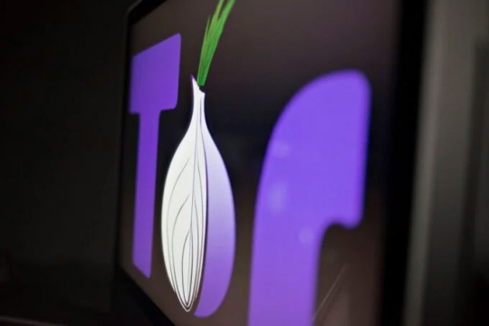 the Tor logo appears on a laptop screen.