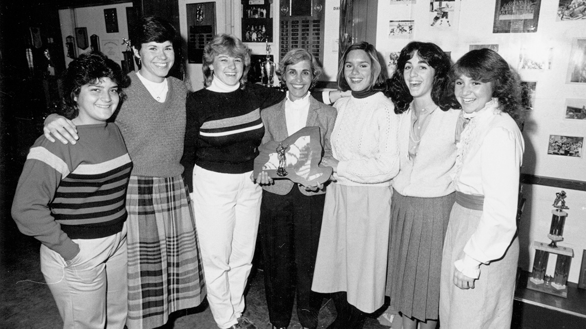Ann Nealon and a group of people standing shoulder to shoulder smiling