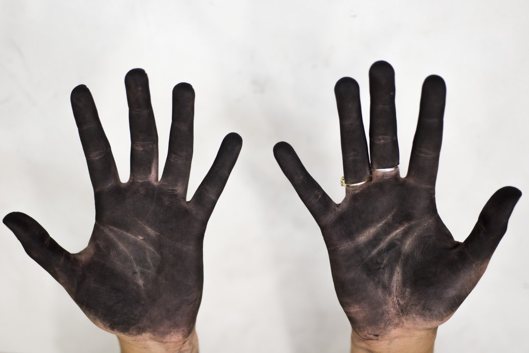 Daniel Vasta photo of Drawing 1 student hands covered in charcoal