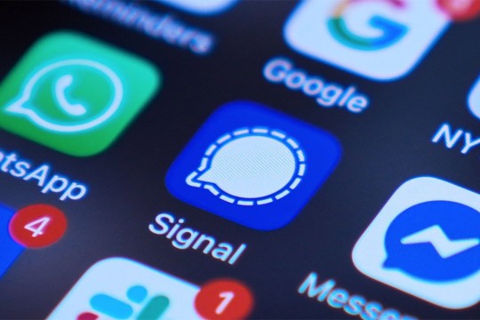 Smartphone screen showing the Signal app icon highlighted among other messaging apps.