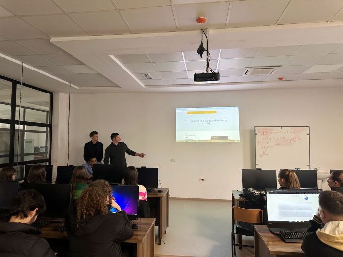 photo of students presenting at Isa Bolteni University