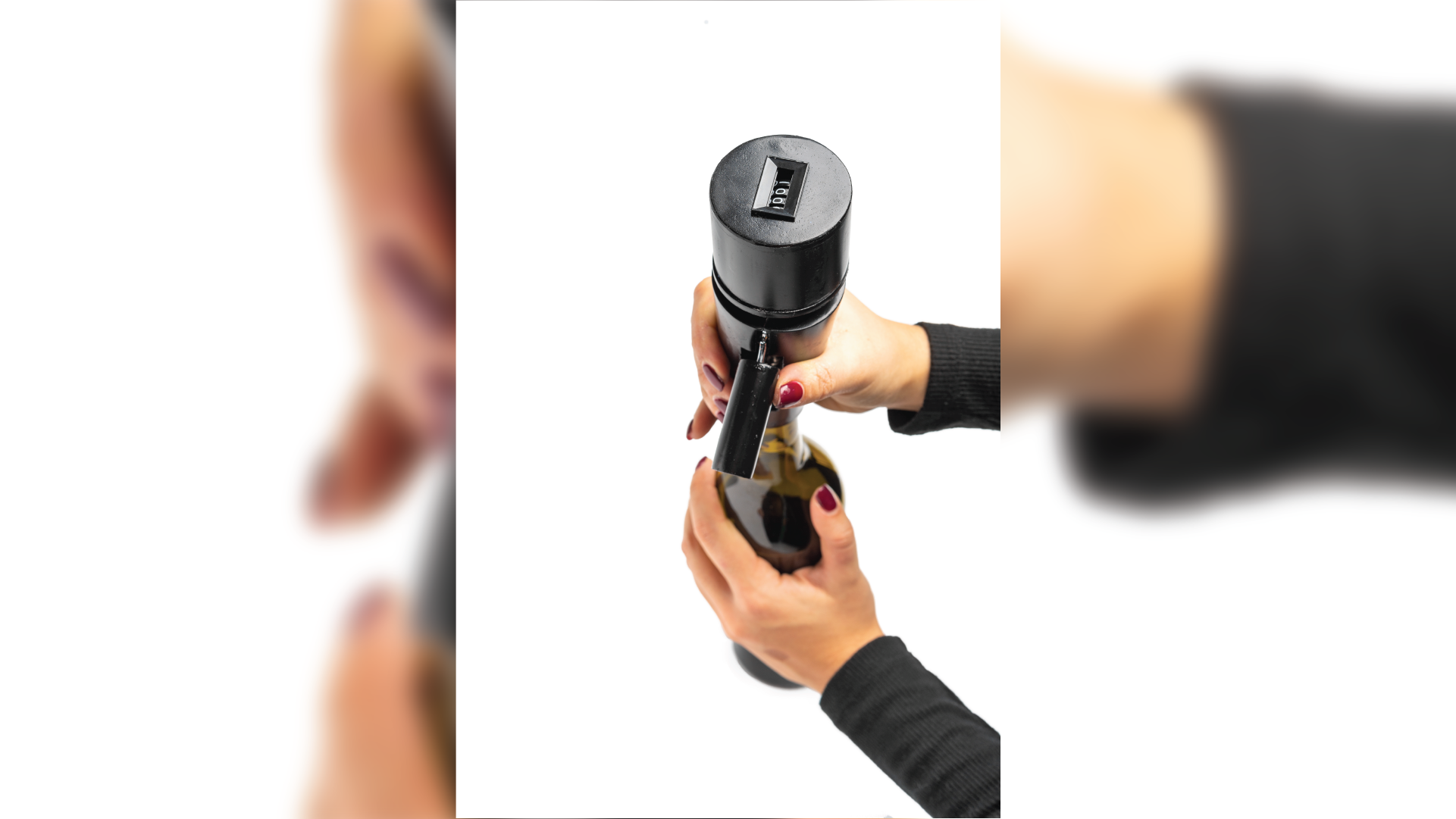 Hands using the corkscrew to open the wine.