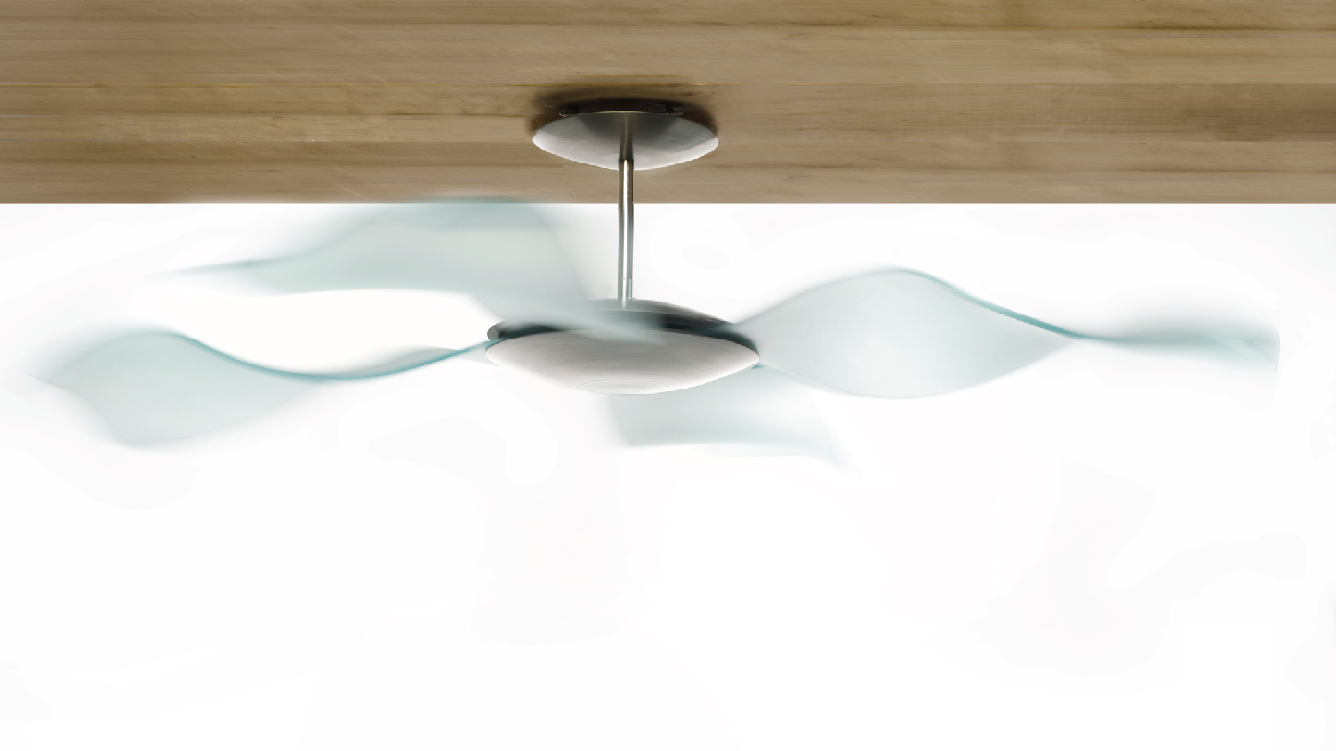 Fan with glass propellers in movement.