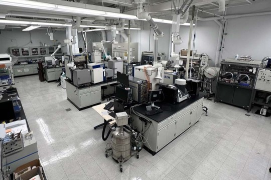 lab with instrumentation, gloveboxes and chemical fume hoods.