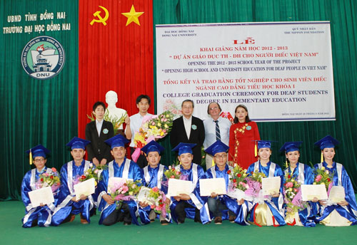 Students take the picture with the Board of the project , the president of The Nippon Foundation and Mr. Ishii.