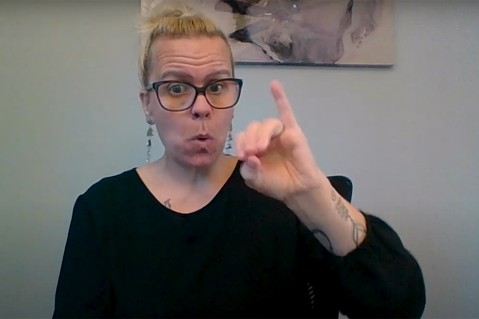 Woman signing to camera about SAISD facts week on topic of opiods.