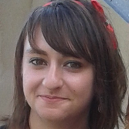 Headshot of Chloe Stoll