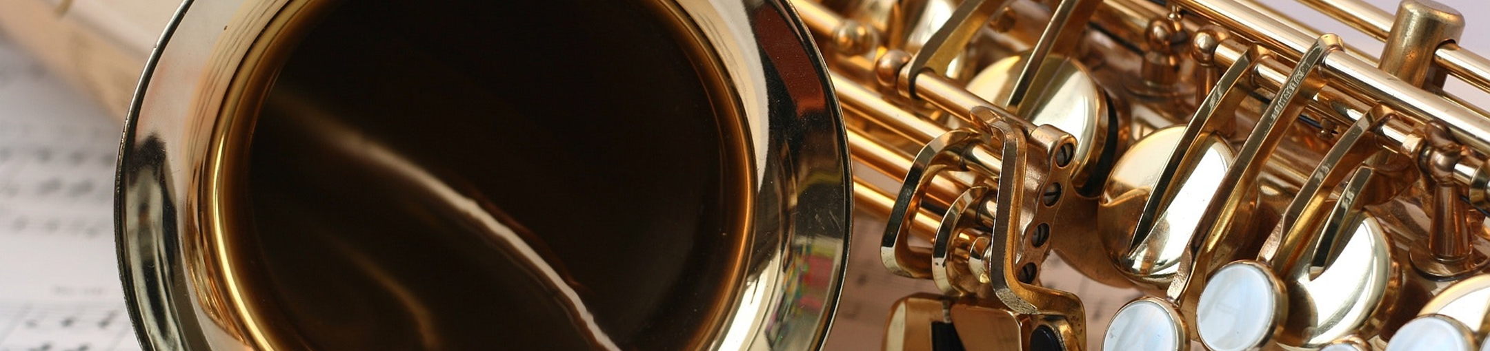 A closeup of a saxophone