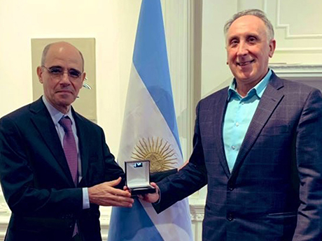Distinguished Professor Carlos Lousto receiving award by the Argentine government.