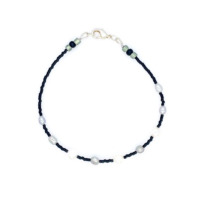 Bracelet made of a small pearl and glass beads.
