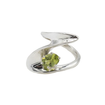 a sterling silver swirl ring with a peridot gemstone