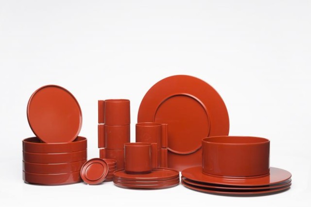 Casigliani red colored Dish Set with 4 Dinner dishes, 4 Medium Bowls, 4 Small Dishes, 1 Serving Bowl, and 6 Cups and Saucers.