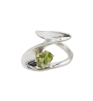 a sterling silver swirl ring with a peridot gemstone