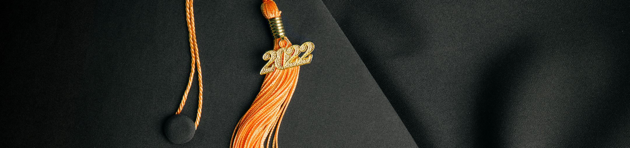 A graduation cap tassel with 2022 on it.