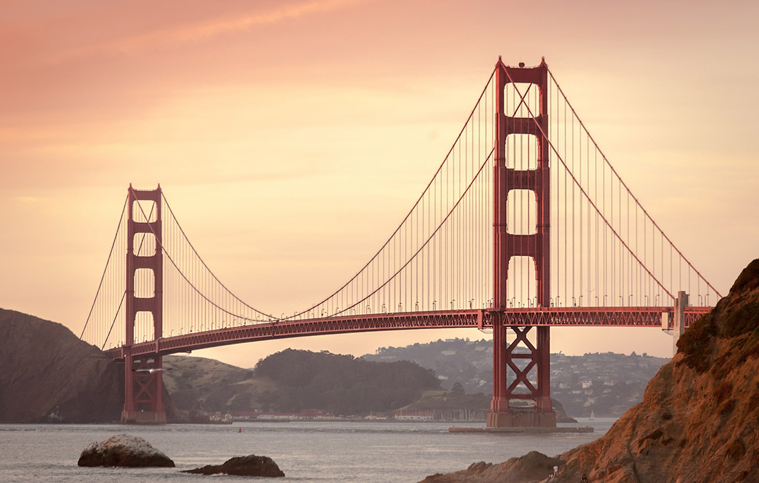 Golden Gate Bridge at dusk.