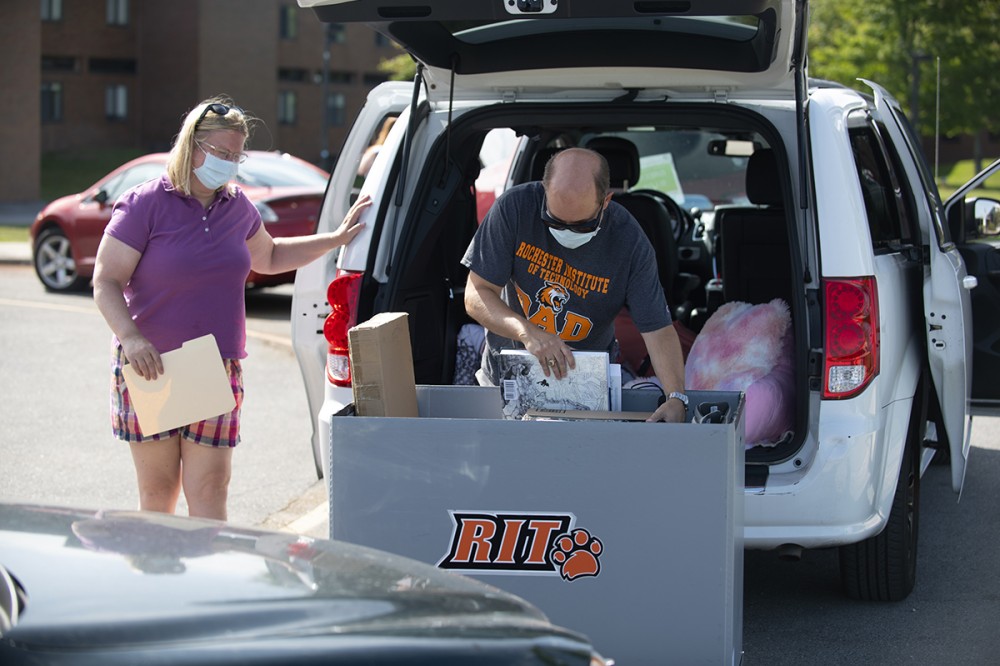 parents unloading car