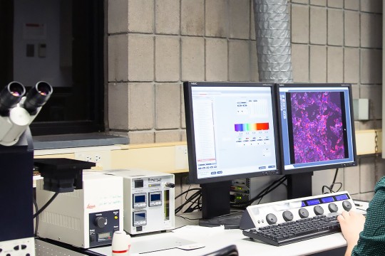 student working on computer in the confocal microscopy lab.