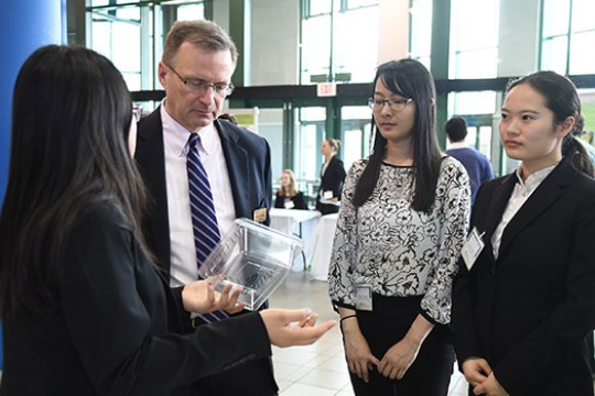 Students show project to reviewer