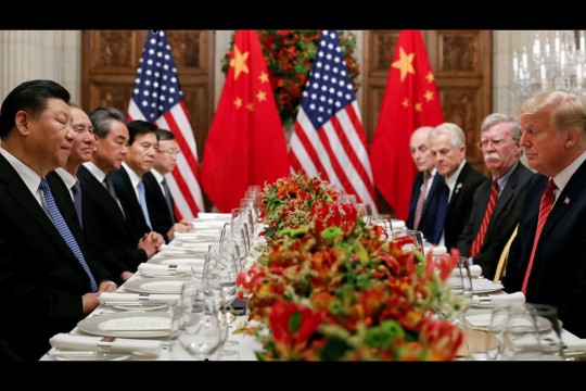 Leaders of China and U.S. sit at dinner table.