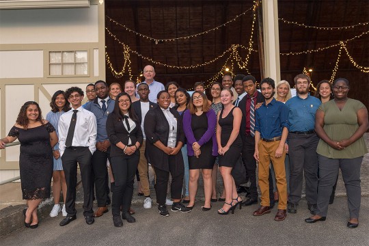Group of students stands with President Munson.